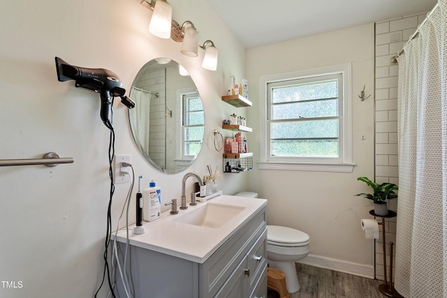 7 Woodward Way, Chapel Hill, NC 27516 - full bath with wood finished floors, vanity, toilet, a shower with shower curtain, and baseboards