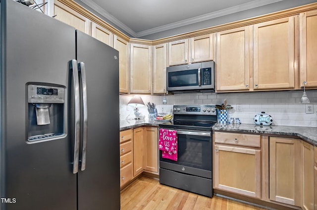908 Town Side Dr, Apex, NC 27502 - kitchen featuring appliances with stainless steel finishes, ornamental molding, light wood-style floors, backsplash, and dark stone counters
