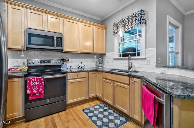 908 Town Side Dr, Apex, NC 27502 - kitchen with stainless steel appliances, a sink, light wood-style floors, crown molding, and healthy amount of natural light