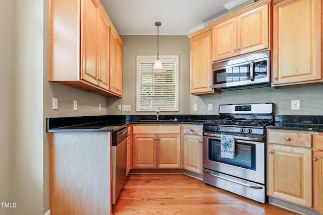 127 Bobwhite Way, Mebane, NC 27302 - kitchen featuring stainless steel appliances, a sink, light brown cabinetry, light wood-style flooring, and crown molding