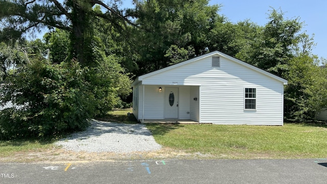 505 E Canary St, Dunn, NC 28334 - view of front facade with a front yard