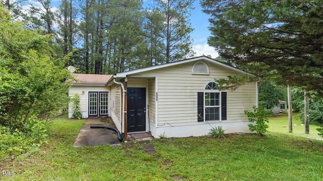 2396 Spring Valley Rd, Henderson, NC 27537 - ranch-style house with a front yard