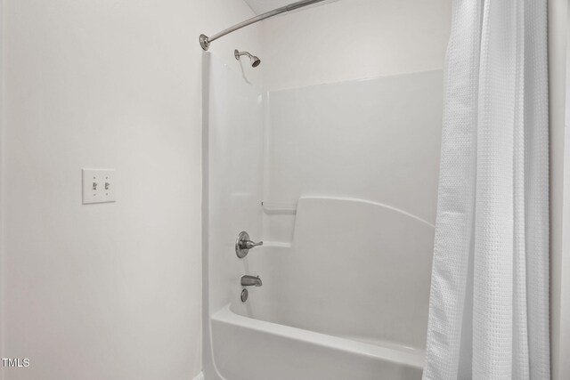 2724 Glastonbury Rd, Apex, NC 27539 - full bathroom featuring shower / tub combo with curtain