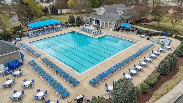 412 Heritage Village Ln, Apex, NC 27502 - community pool with a jacuzzi and a patio area