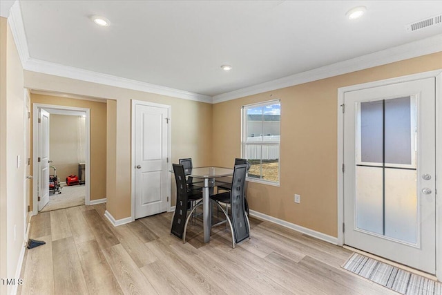 1004 Bridgewater Dr, Durham, NC 27704 - dining space featuring crown molding, light wood-style floors, baseboards, and recessed lighting