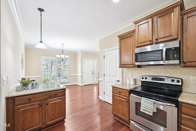1090 Indigo Ridge Pl, Cary, NC 27519 - kitchen featuring stainless steel appliances, a chandelier, backsplash, crown molding, and dark wood-style flooring