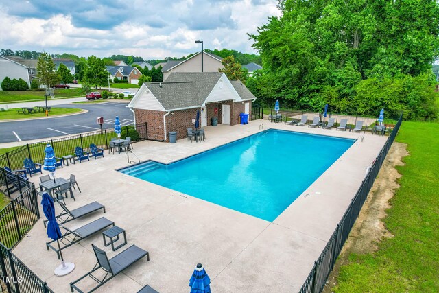 1400 Manley Ct, Fuquay Varina, NC 27526 - community pool with a patio