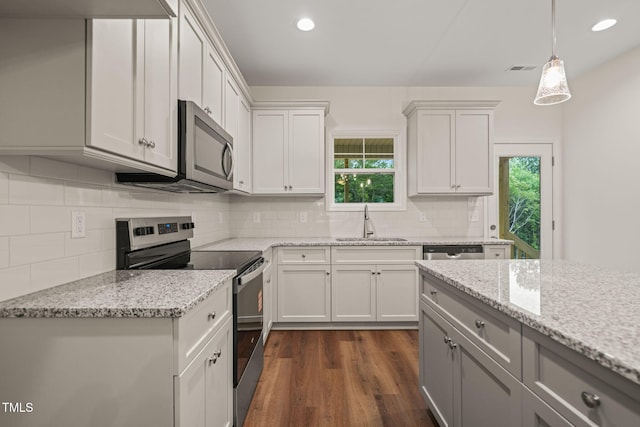 156 Harmony Trl, Broadway, NC 27505 - kitchen featuring stainless steel appliances, plenty of natural light, a sink, decorative backsplash, and recessed lighting