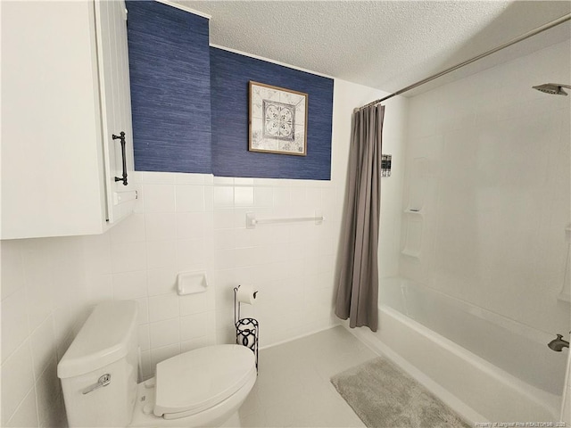 3647 Olivia Rd, Sanford, NC 27332 - bathroom featuring toilet, a textured ceiling, tile walls, shower / bath combo, and a wainscoted wall