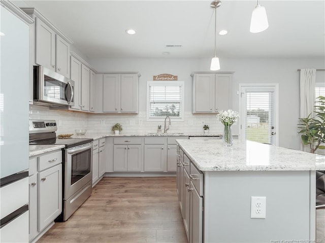 298 Turkey Trot Ln, Raeford, NC 28376 - kitchen featuring stainless steel appliances, a sink, decorative backsplash, a kitchen island, and recessed lighting