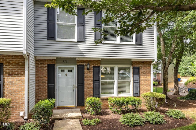 7731 Kingsberry Ct, Raleigh, NC 27615 - view of front of home with brick siding