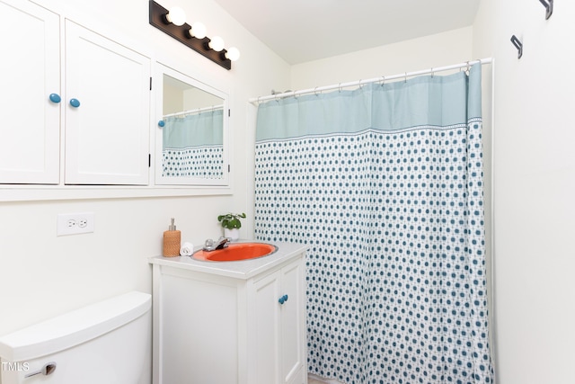 2523 Glendale Ave, Durham, NC 27704 - full bathroom featuring vanity, toilet, and a shower with shower curtain