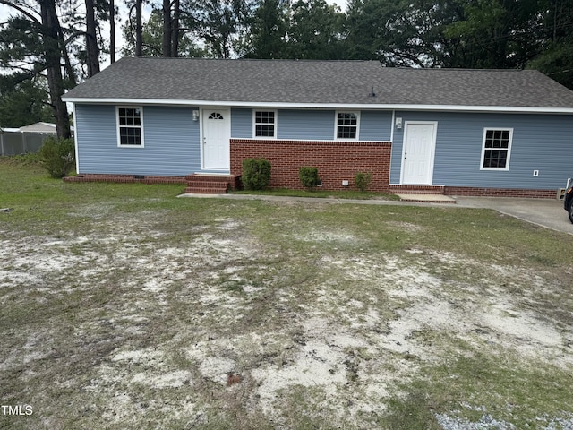 403 Oak St, Roanoke Rapids, NC 27870 - ranch-style home with entry steps and a shingled roof