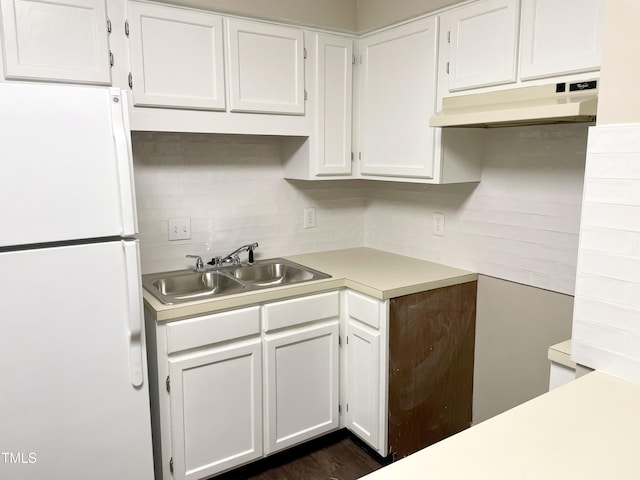 411 Gooseneck Dr Unit A1, Cary, NC 27513 - kitchen with freestanding refrigerator, under cabinet range hood, a sink, tasteful backsplash, and light countertops