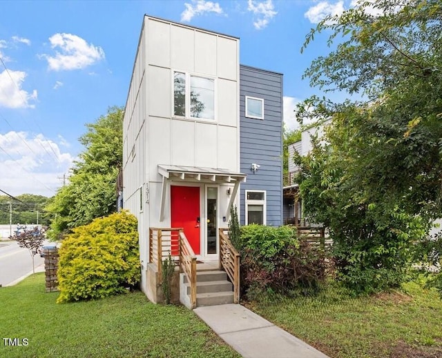 1314 S E St, Raleigh, NC 27601 - view of front of property featuring a front yard and board and batten siding
