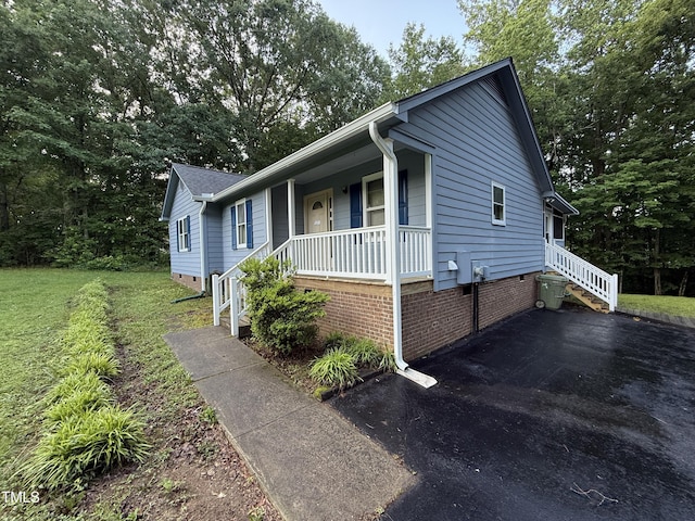 535 Hillcrest Dr, Garner, NC 27529 - view of front of property featuring a porch, crawl space, a front yard, and asphalt driveway