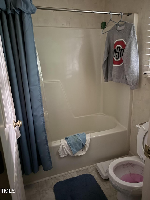 535 Hillcrest Dr, Garner, NC 27529 - full bathroom featuring toilet, tile patterned floors, and shower / bath combo