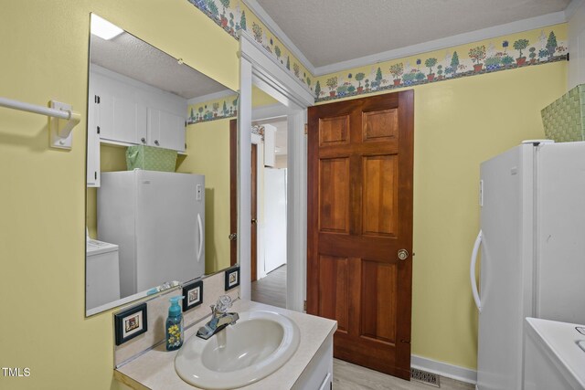 2000 Glissom St, Tarboro, NC 27886 - bathroom featuring vanity and a textured ceiling