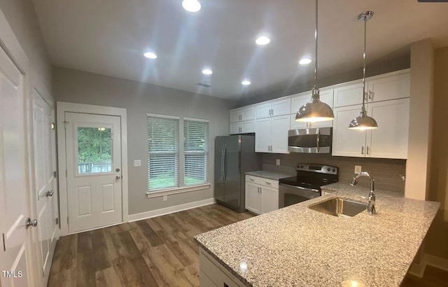 18 Danbury Ct, Pittsboro, NC 27312 - kitchen with appliances with stainless steel finishes, a sink, dark wood-style flooring, tasteful backsplash, and a peninsula
