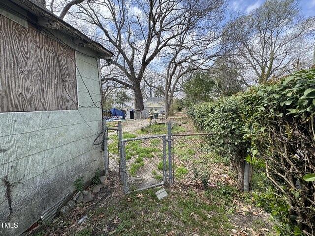 921 Franklin St, Roanoke Rapids, NC 27870 - view of yard featuring a gate