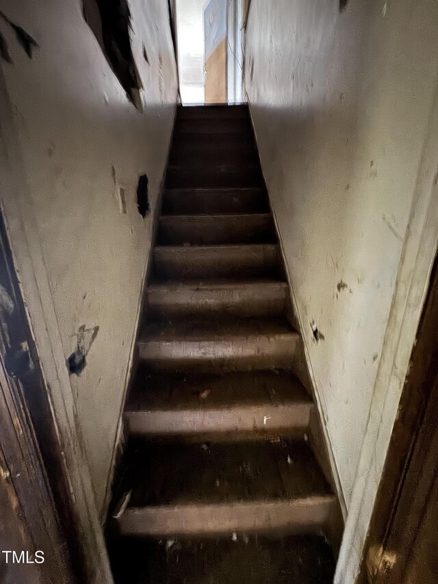 921 Franklin St, Roanoke Rapids, NC 27870 - view of stairs