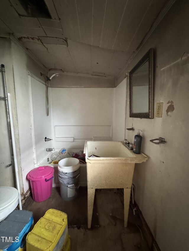 921 Franklin St, Roanoke Rapids, NC 27870 - view of full bathroom