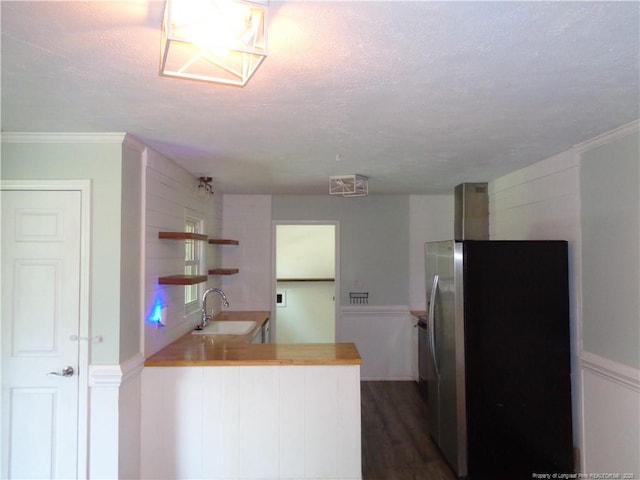 711 Fairview St, Fayetteville, NC 28312 - kitchen with a sink, stainless steel refrigerator with ice dispenser, a peninsula, open shelves, and a textured ceiling