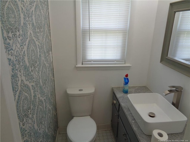 711 Fairview St, Fayetteville, NC 28312 - full bath featuring toilet, vanity, and curtained shower