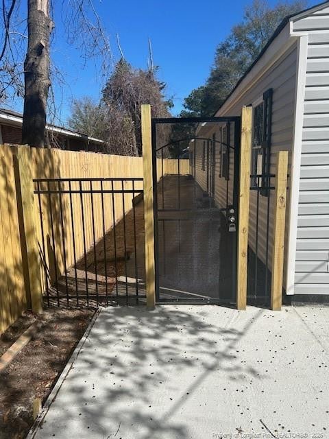 1914 Slater Ave, Fayetteville, NC 28301 - view of gate