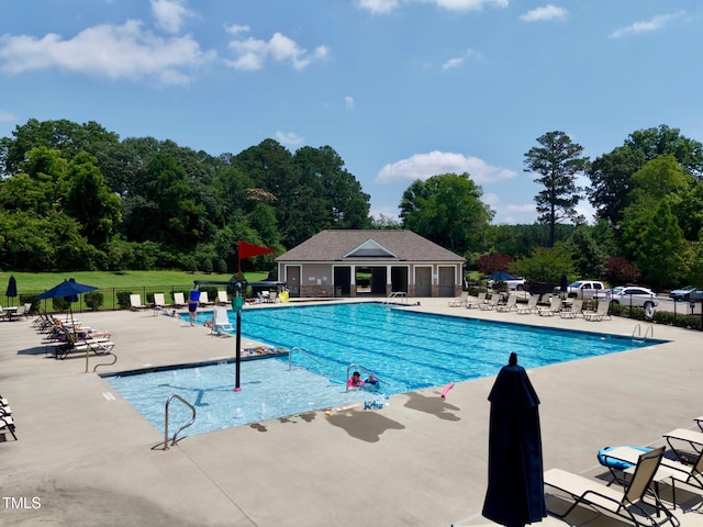 427 Cedar Pond Ct, Knightdale, NC 27545 - community pool with a patio