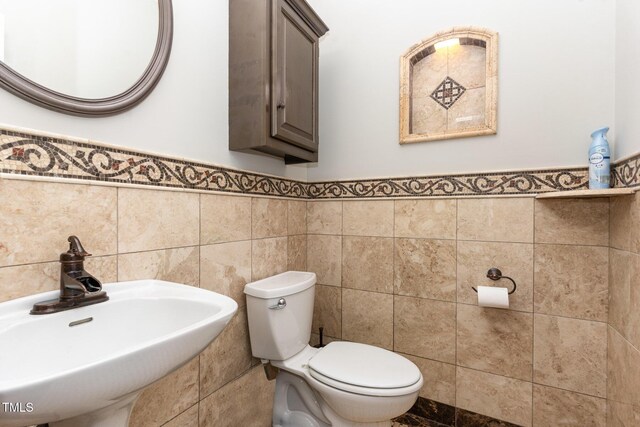 1001 Kingsway Dr, Apex, NC 27502 - half bath with tile walls and a wainscoted wall