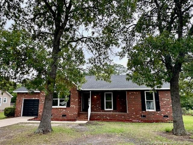 162 E Twelve Oaks Rd, Raeford, NC 28376 - ranch-style home featuring crawl space, driveway, a garage, and brick siding
