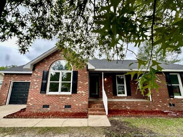 162 E Twelve Oaks Rd, Raeford, NC 28376 - ranch-style home with crawl space, a garage, brick siding, and concrete driveway
