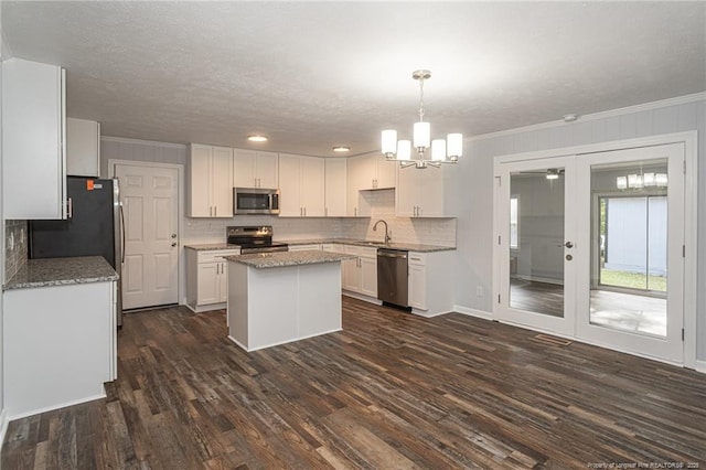 2110 Lombardy Dr, Fayetteville, NC 28304 - kitchen with stainless steel appliances, a chandelier, a center island, ornamental molding, and white cabinetry