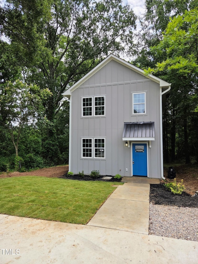 608 E Umstead St, Durham, NC 27701 - view of front facade featuring board and batten siding and a front lawn