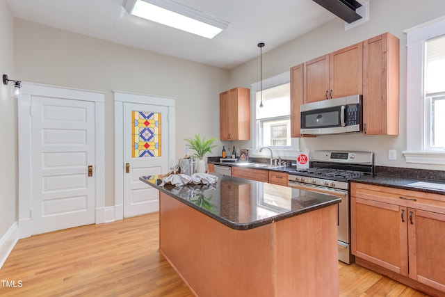 601 E Franklin St, Raleigh, NC 27604 - kitchen featuring stainless steel appliances, light wood finished floors, plenty of natural light, and a center island