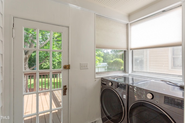 601 E Franklin St, Raleigh, NC 27604 - laundry room featuring washer and clothes dryer, healthy amount of natural light, and crown molding