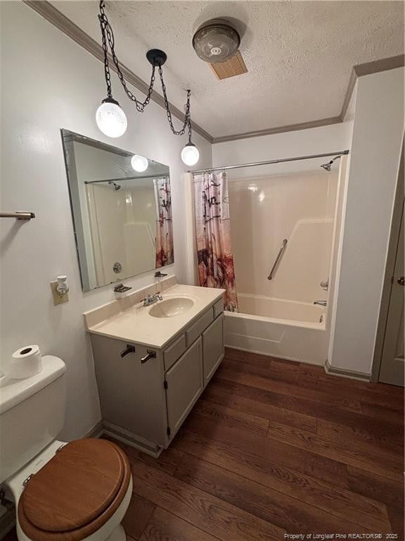 5200 Pineview Rd, Lumberton, NC 28360 - full bath featuring a textured ceiling, ornamental molding, wood finished floors, vanity, and shower / bath combo with shower curtain