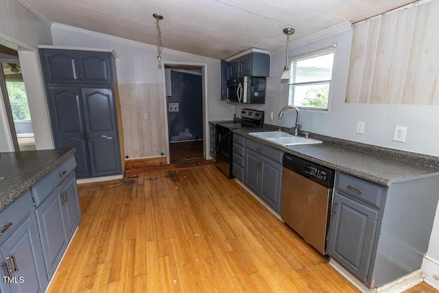 269 Beagle Run Ln, Aberdeen, NC 28315 - kitchen featuring stainless steel appliances, dark countertops, lofted ceiling, light wood-type flooring, and crown molding