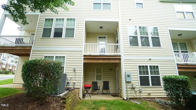 5916 Longeria Ct, Raleigh, NC 27612 - rear view of house with a balcony