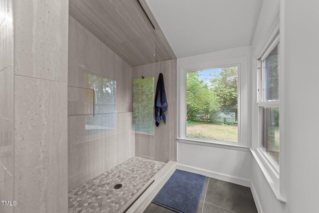 4812 Latimer Rd, Raleigh, NC 27609 - full bath featuring tiled shower and vaulted ceiling