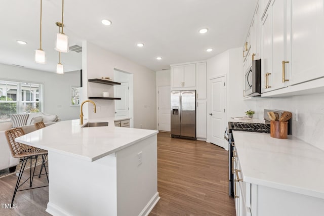 3194 Retama Run, New Hill, NC 27562 - kitchen featuring stainless steel appliances, a peninsula, dark wood-type flooring, a breakfast bar area, and recessed lighting