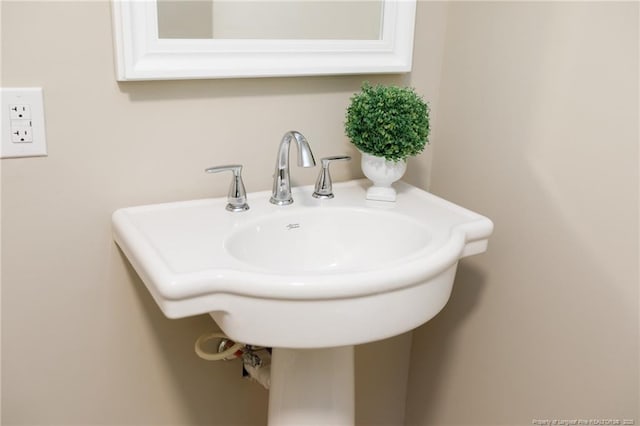 106 N 3rd St, Maxton, NC 28364 - bathroom view