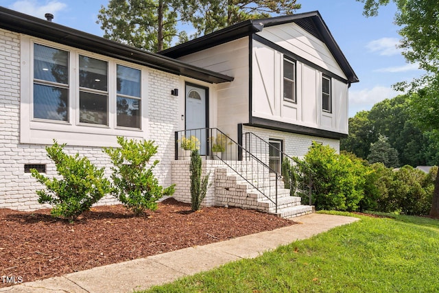 5400 Kaplan Dr, Raleigh, NC 27606 - split level home featuring brick siding and a front lawn
