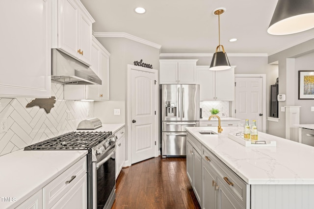508 Morning Oaks Dr, Holly Springs, NC 27540 - kitchen featuring appliances with stainless steel finishes, under cabinet range hood, dark wood finished floors, crown molding, and an island with sink