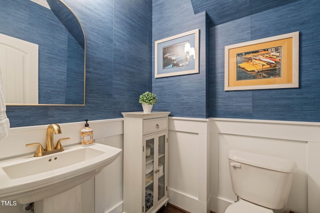 508 Morning Oaks Dr, Holly Springs, NC 27540 - half bath with wallpapered walls and wainscoting