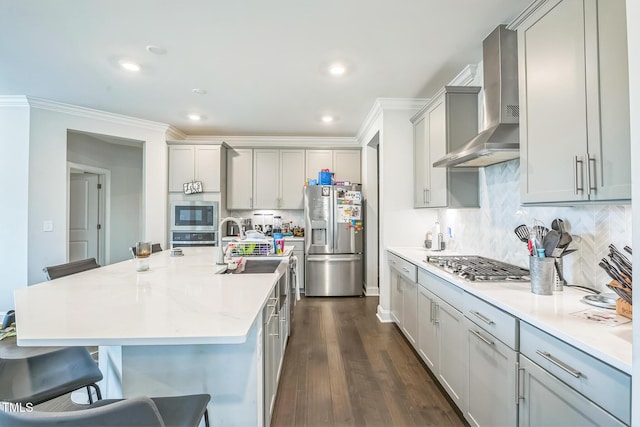 1051 Jura Ridge Dr, Fuquay Varina, NC 27526 - kitchen featuring stainless steel appliances, wall chimney exhaust hood, a kitchen breakfast bar, decorative backsplash, and ornamental molding