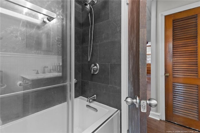 1905 Mcgougan Rd, Fayetteville, NC 28303 - full bath featuring washtub / shower combination and wood finished floors