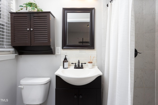 2801 E Shoreham St, Durham, NC 27707 - full bath featuring vanity, tasteful backsplash, and curtained shower