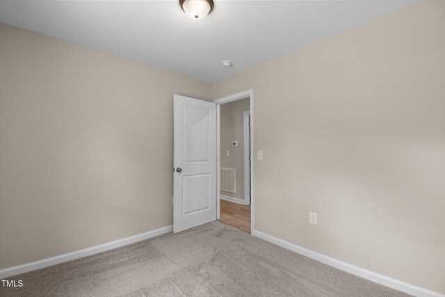 810 Williams St, Burlington, NC 27217 - carpeted empty room featuring baseboards and a smoke detector